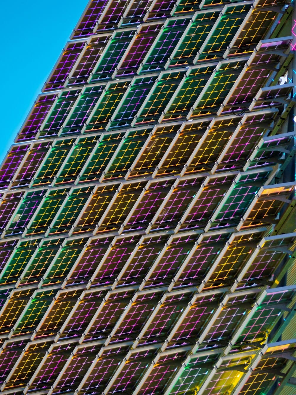 Techniker prüft Batteriespeicher